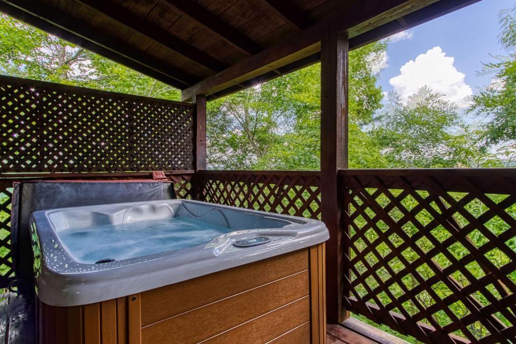 Forever Yours, Hot Tub, 1089 Of Free Attraction Tickets For Each Paid Day, Dollywood And More Pigeon Forge Exterior photo